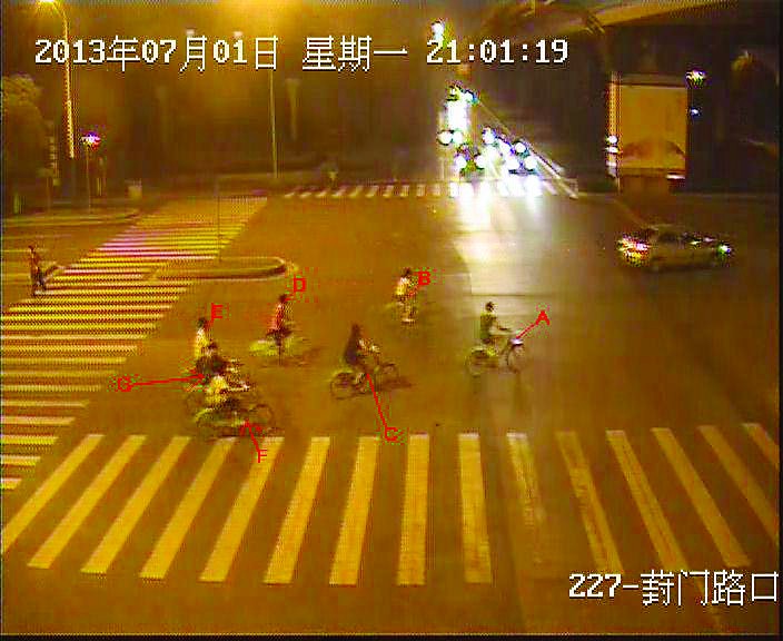 監(jiān)控顯示，有7名青年用非常規(guī)方式騎走公共自行車，其行為已涉嫌盜竊。